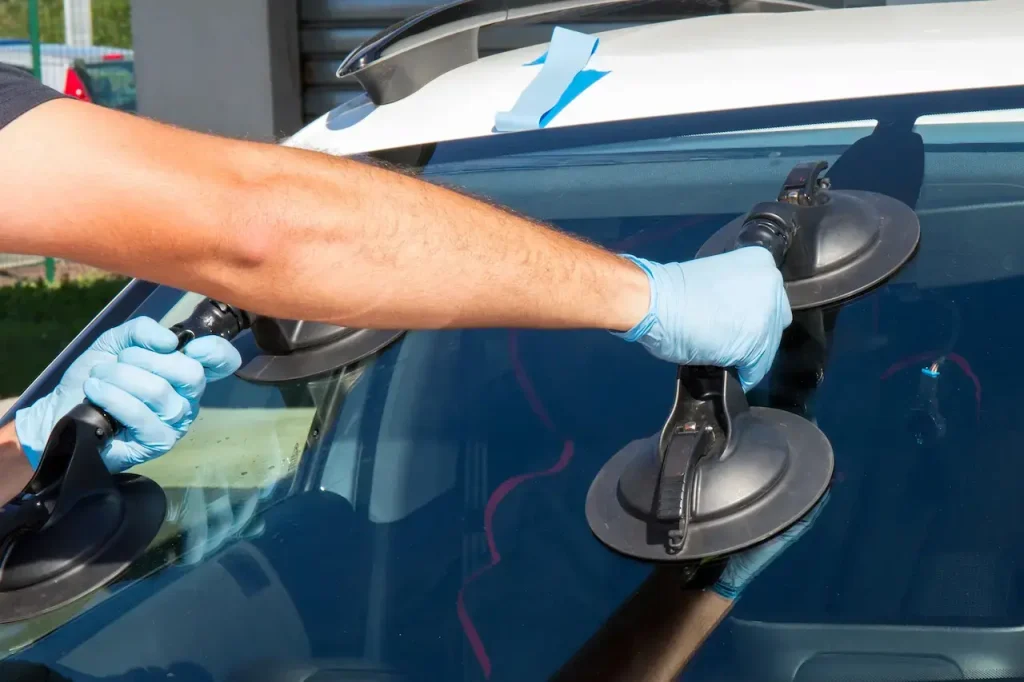 Održavanje automobila: postavljanje stakla unapred.